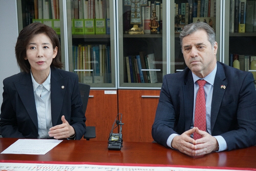 세르더헤이 이슈트반 주한헝가리대사와 면담하는 국민의힘 나경원 대선 경선 후보.<나경원 의원실 제공>